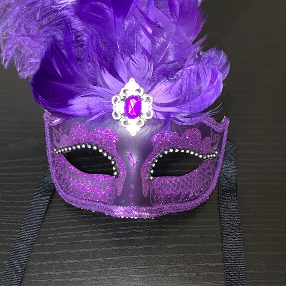 Purple feather masquerade mask - Picture 2 of 3